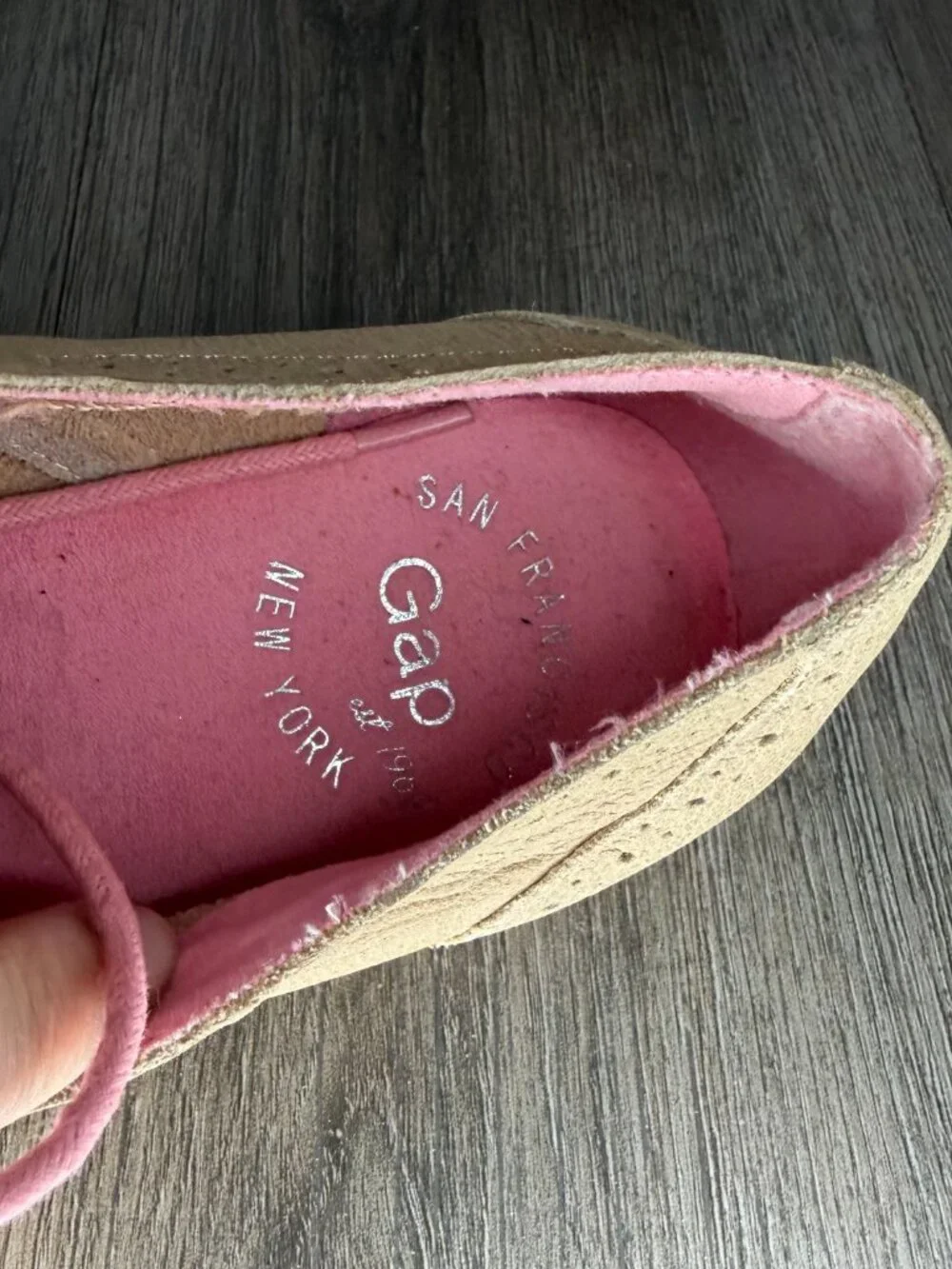 GAP Women’s Oxford Shoes Tan Brown with Pastel Pink Laces Size 7.5